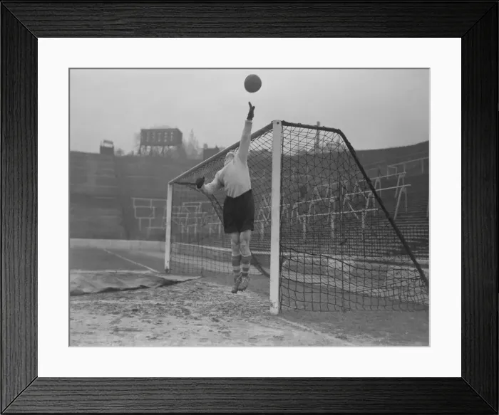 Framed Print : Football Sam Bartram (Charlton) B292 / 2 January 1951 Framed Print : Football Sam Bartram (Charlton) B292 / 2 January 1951