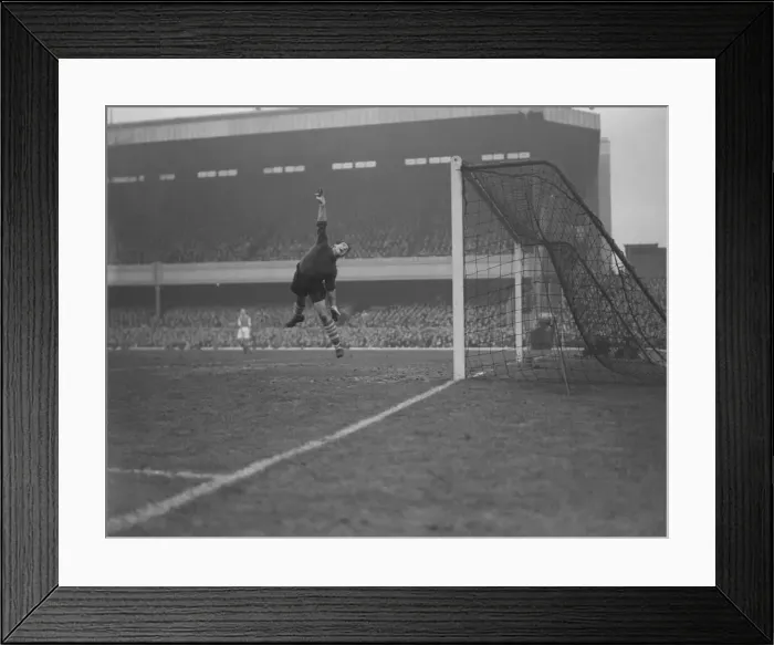 Framed Print : Football Rolando Uqolini Middlesbrough goalkeeper in action against Arsenal Framed Print : Football Rolando Uqolini Middlesbrough goalkeeper in action against Arsenal