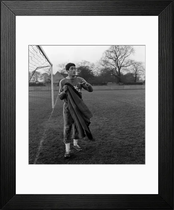 Framed Print : Real Zaragoza goalkeeper Andres Rodri in training before his sides European Cup winners Framed Print : Real Zaragoza goalkeeper Andres Rodri in training before his sides European Cup winners
