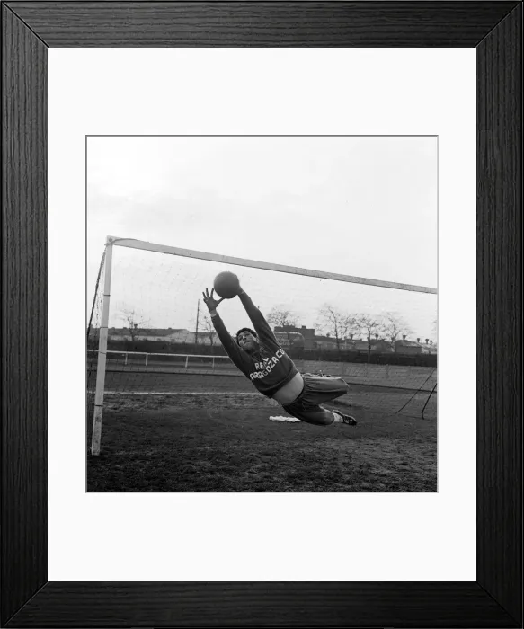 Framed Print : Real Zaragoza goalkeeper Andres Rodri in training before his sides European Cup winners Framed Print : Real Zaragoza goalkeeper Andres Rodri in training before his sides European Cup winners