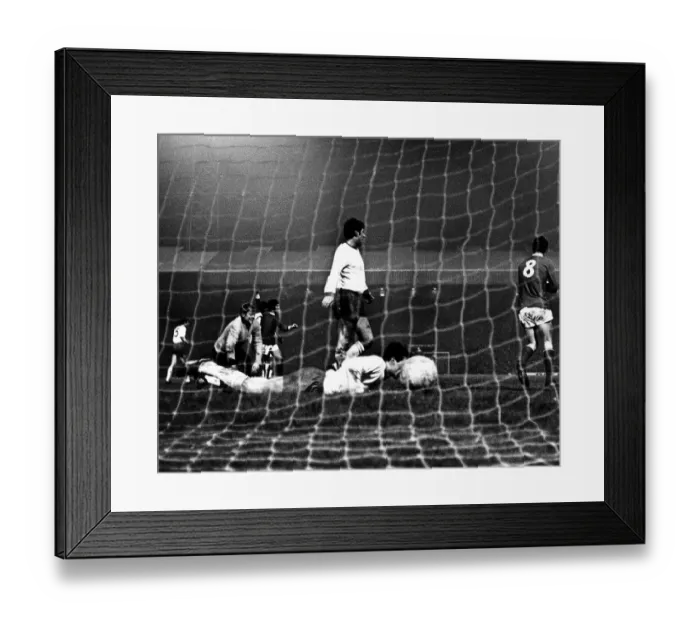 Framed Print : Manchester United v Rapid Vienna - 1969 George Best in action against Rapid Vienna Framed Print : Manchester United v Rapid Vienna - 1969 George Best in action against Rapid Vienna