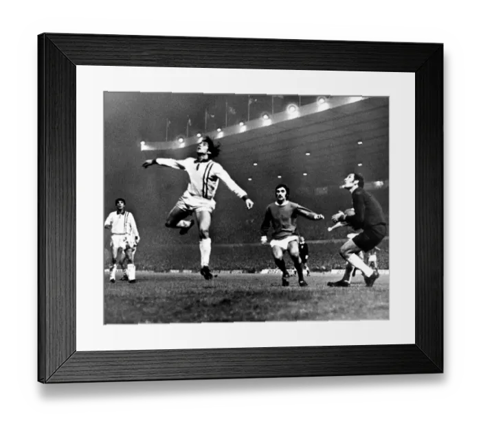 Framed Print : Manchester United v Estudiantes - 1968 George Best beats the Estudiantes defence