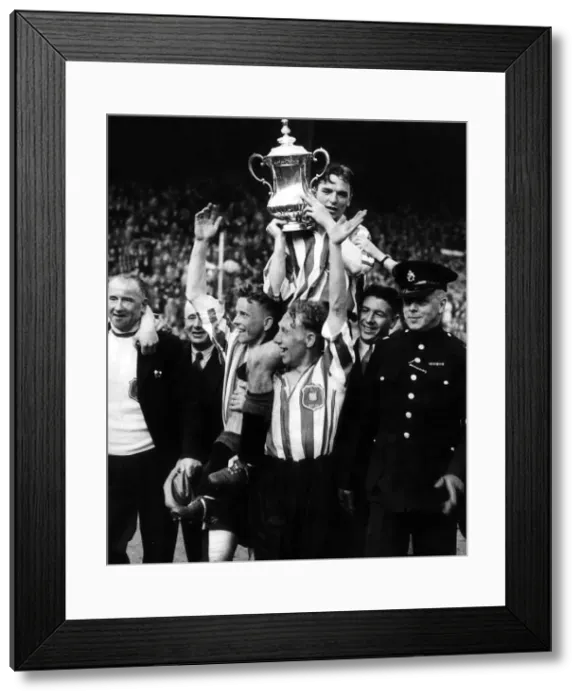 Framed Print : FA Cup Final at Wembley May 1937 Sunderlands H Carter Football lifts Framed Print : FA Cup Final at Wembley May 1937 Sunderlands H Carter Football lifts