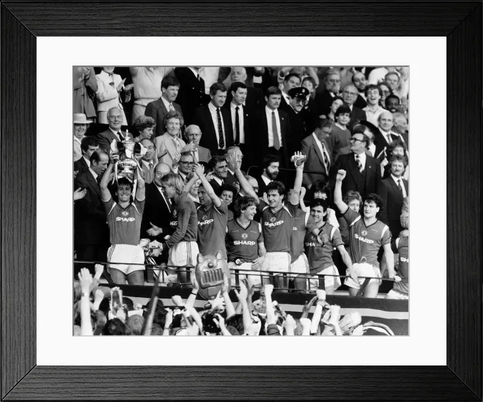Framed Print : 1985 FA Cup Final Everton v Manchester United at Wembley May 1985 United Captain Framed Print : 1985 FA Cup Final Everton v Manchester United at Wembley May 1985 United Captain