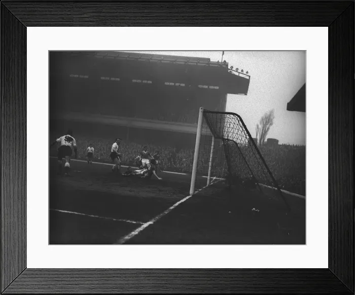 Framed Print : Manchester United v Fulham in the FA Cup Semi Final March 1958 Goalmouth action