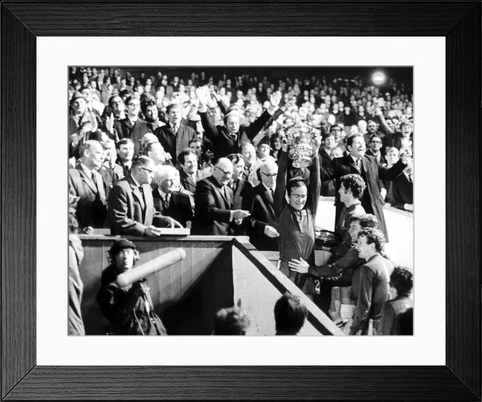Framed Print : Chelsea captain Ron Harris lifts the FA Cup after they had beaten Leeds at Old Trafford Framed Print : Chelsea captain Ron Harris lifts the FA Cup after they had beaten Leeds at Old Trafford