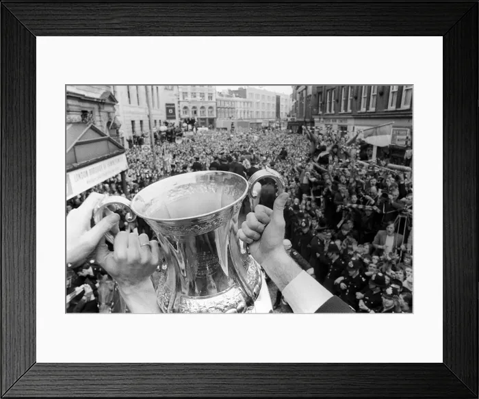 Framed Print : Chelsea Return with the FA Cup after they had beaten Leeds in the replay at Old Trafford Framed Print : Chelsea Return with the FA Cup after they had beaten Leeds in the replay at Old Trafford