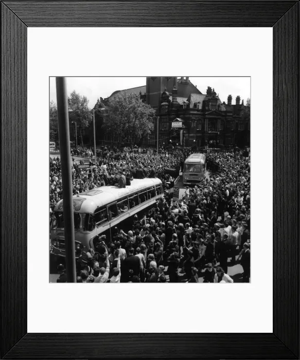 Framed Print : West Ham United celebrate winning the European Cup Winners Cup at Wembley showing off
