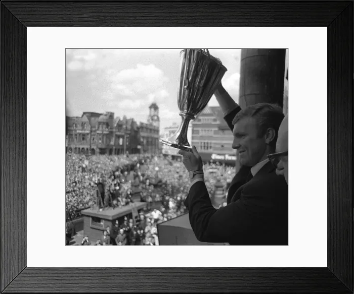 Framed Print : Bobby Moore holds aloft the European Cup Winners Cup trophy to the people of West Ham Framed Print : Bobby Moore holds aloft the European Cup Winners Cup trophy to the people of West Ham