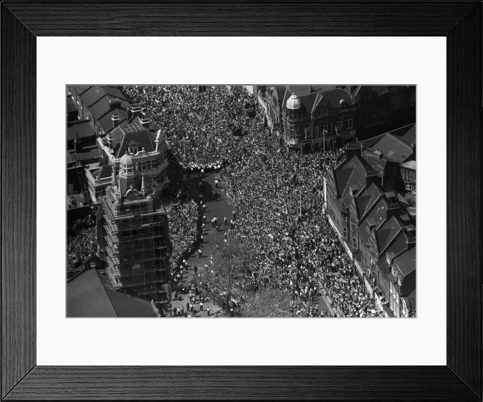 Framed Print : Thousands of West Ham supporters throng around the Bolyn at Upton Park as the Hammers Framed Print : Thousands of West Ham supporters throng around the Bolyn at Upton Park as the Hammers