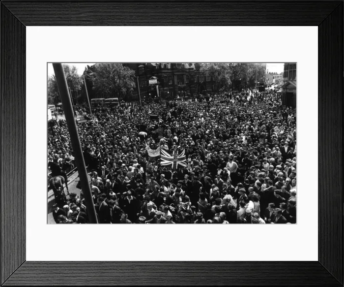 Framed Print : West Ham United celebrate winning the European Cup Winners Cup at Wembley showing off Framed Print : West Ham United celebrate winning the European Cup Winners Cup at Wembley showing off