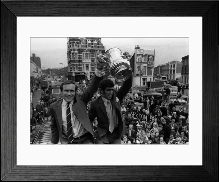 Framed Print : Chelsea Return with the FA Cup after they had beaten Leeds in the replay at Old Trafford Framed Print : Chelsea Return with the FA Cup after they had beaten Leeds in the replay at Old Trafford