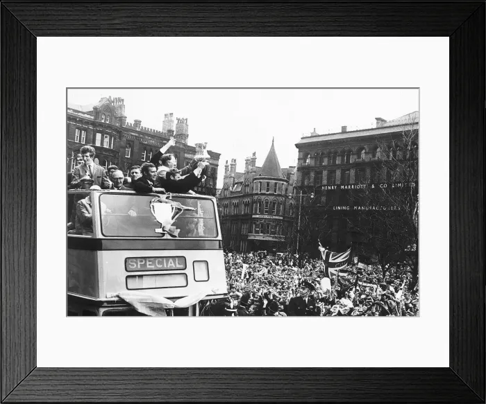 Framed Print : Manchester City team proudly show their supporters the FA Cup as they arrive at the Town Framed Print : Manchester City team proudly show their supporters the FA Cup as they arrive at the Town