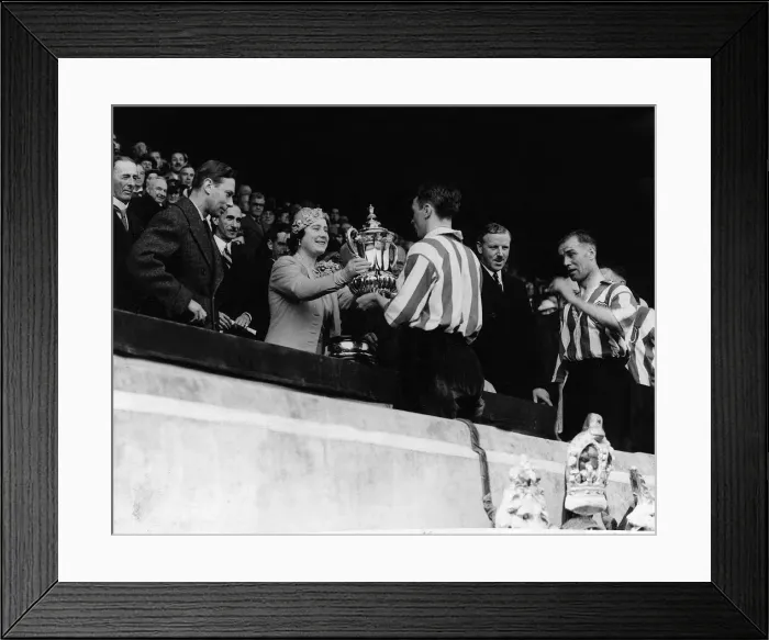 Framed Print : Queen Mother presents the FA Cup to Sunderland captain 1937