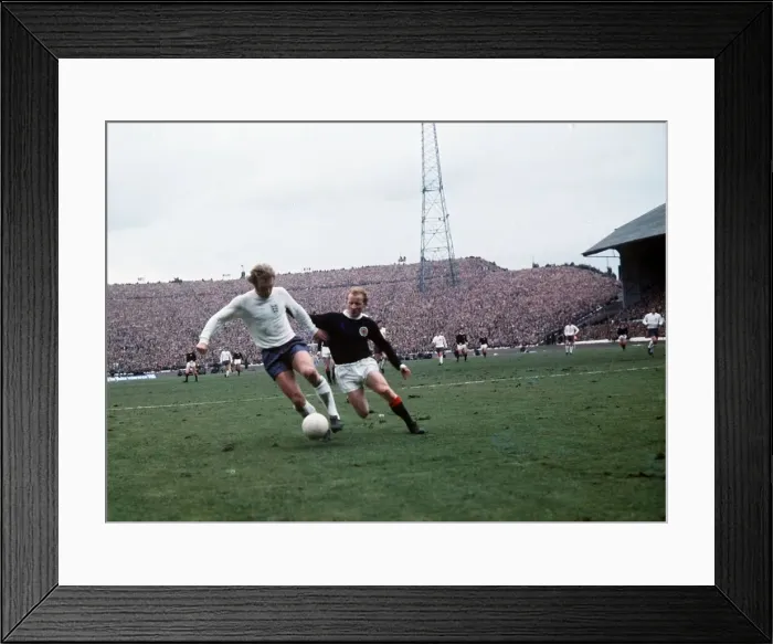 Framed Print : Jimmy Johnstone 1970 Scotland v England