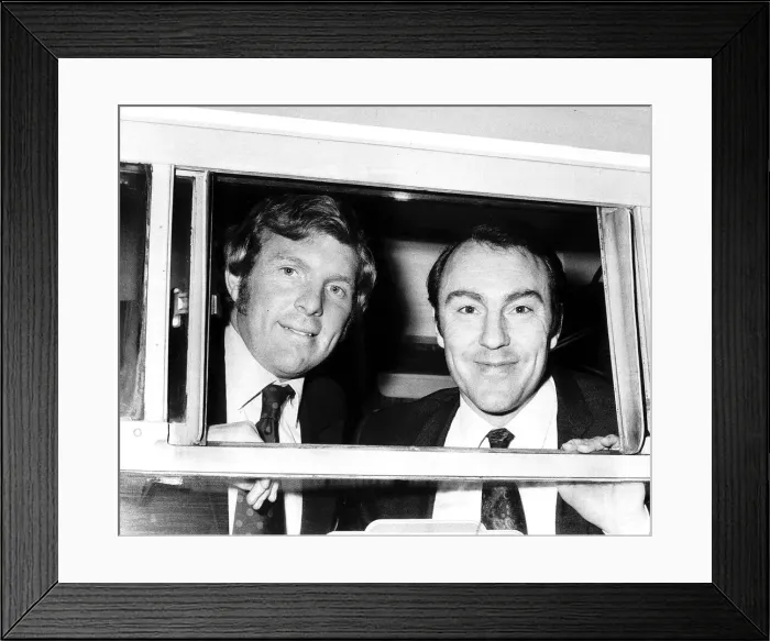 Framed Print : Footballers Bobby Moore and Jimmy Greaves leaving Euston station for Manchester Framed Print : Footballers Bobby Moore and Jimmy Greaves leaving Euston station for Manchester