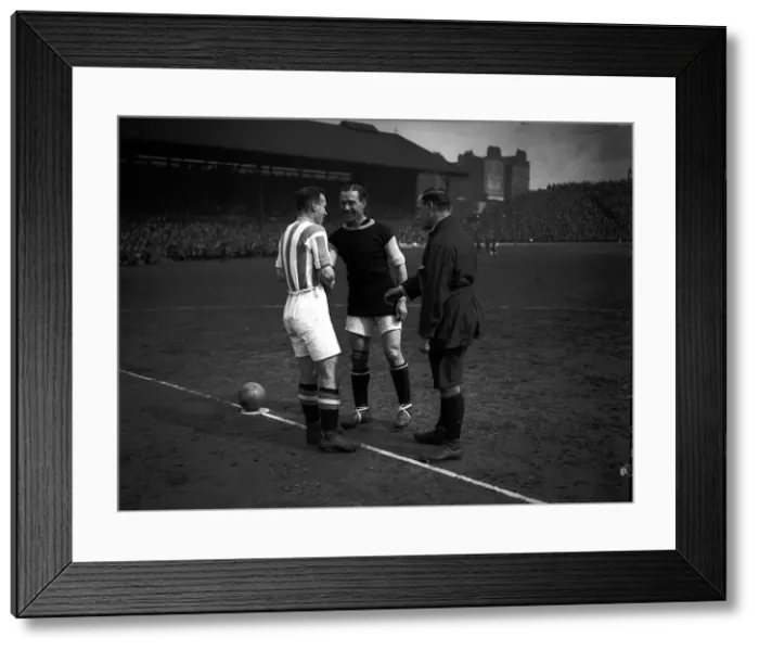 Framed Print : Rival capatains shake hands in the FA cup Final 1920 between Aston Villa v Framed Print : Rival capatains shake hands in the FA cup Final 1920 between Aston Villa v