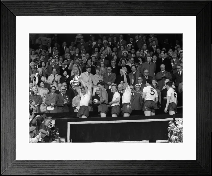 Framed Print : Danny Blanchflower Tottenham captain lifts the FA Cup 1962 with teamates from