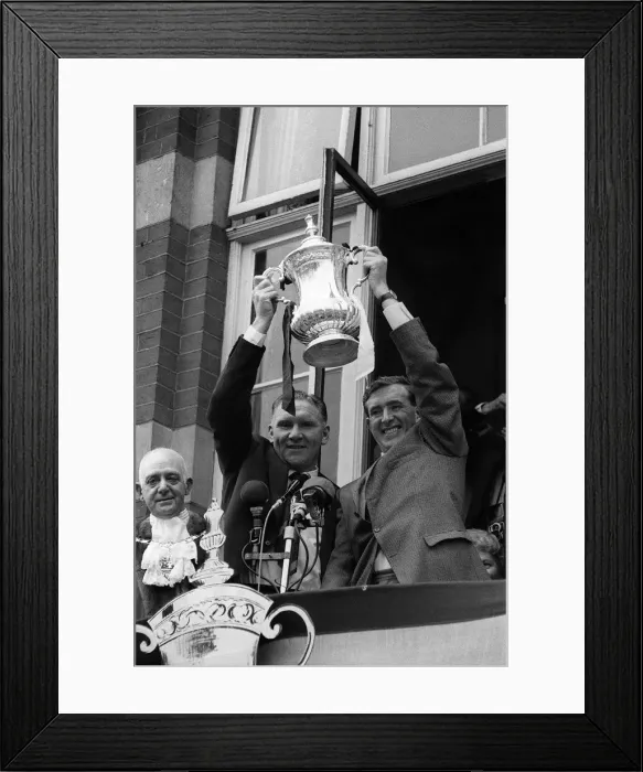 Framed Print : Danny Blanchflower lifts the FA Cup at Town Hall May 1962 with manager Bill