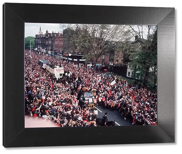 Arsenal football team bus returns to Highbury with League Championship Cup