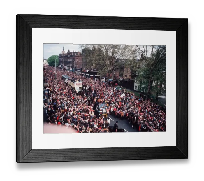 Framed Print : Arsenal football team bus returns to Highbury with League Championship Cup Framed Print : Arsenal football team bus returns to Highbury with League Championship Cup