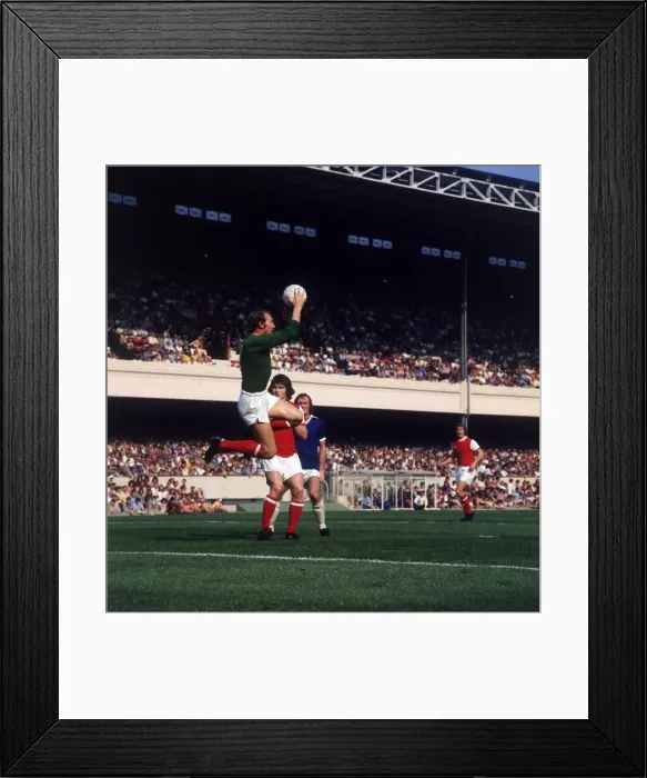 Framed Print : Bob Wilson Arsenal v Leiceester football goalkeeper