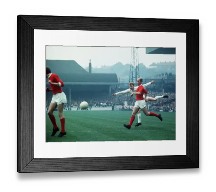 Framed Print : Bobby Charlton, 1970 Manchester United football v Leeds 17th October 1970