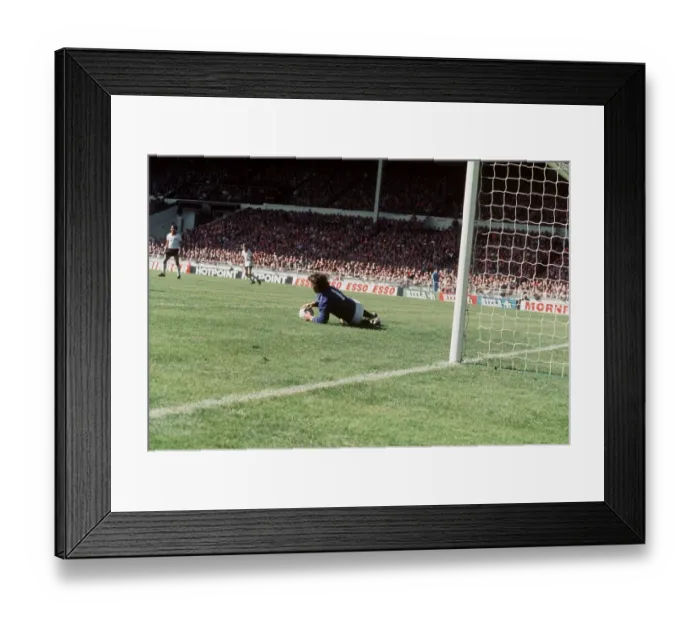Framed Print : 1977 FA Cup Final at Wembley Stadium May 1977 Liverpool 1 v Manchester United 2 Framed Print : 1977 FA Cup Final at Wembley Stadium May 1977 Liverpool 1 v Manchester United 2
