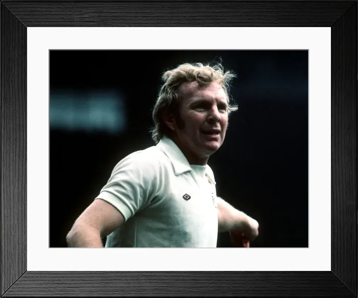 Framed Print : Bobby Moore playing for Fulham, 1975