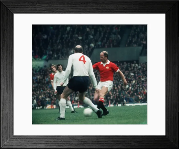 Framed Print : Bobby Charlton 1972 Manchester United v Derby Co
