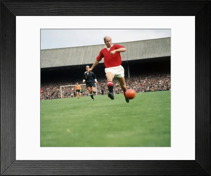 Framed Print : Bobby Charlton Manchester United v Wolves Framed Print : Bobby Charlton Manchester United v Wolves