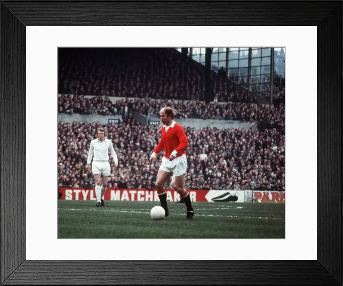Framed Print : Bobby Charlton 1972 Leeds v Manchester United