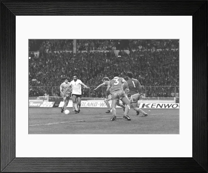 Framed Print : Tottenham Hotspur v Manchester City FA Cup Final May 1981 Replay Ricardo Villa in