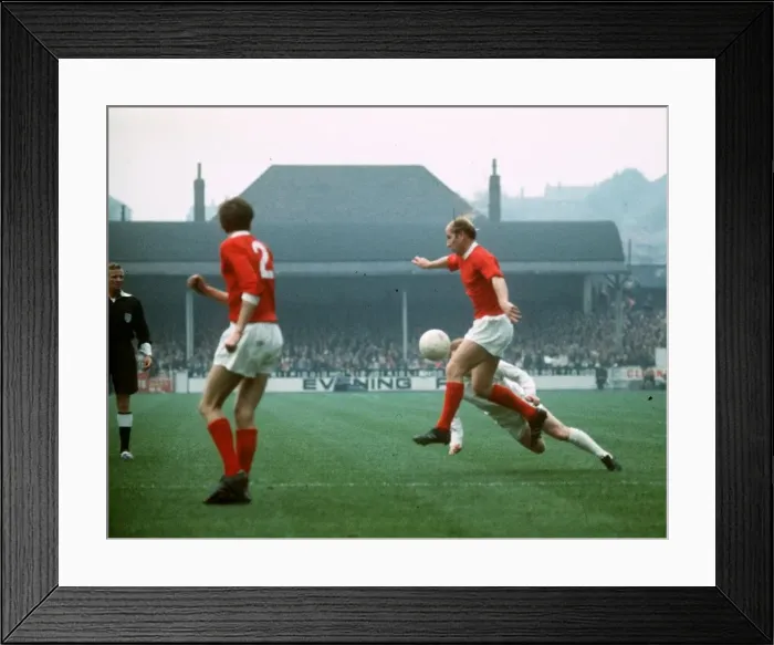 Framed Print : Bobby Charlton Leeds v Manchester United