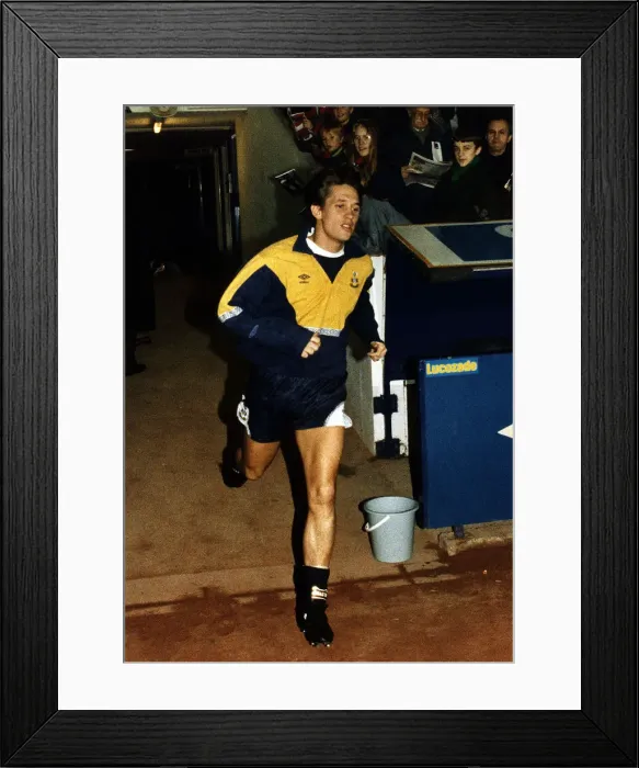 Framed Print : Gary Lineker football TV Presenter running out the tunnel on to the pitch