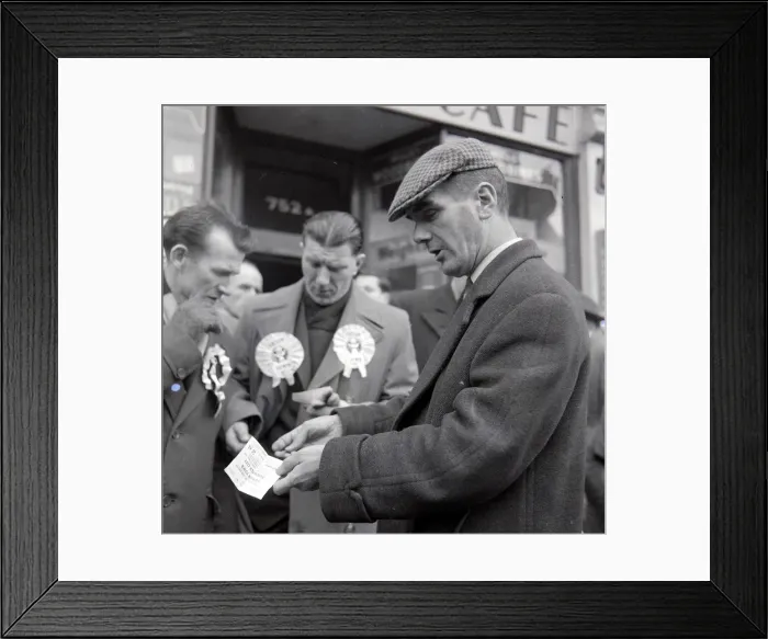 Framed Print : Ticket touts outside White Hart Lane Tottenham selling tickets for the FA Cup semi final Framed Print : Ticket touts outside White Hart Lane Tottenham selling tickets for the FA Cup semi final