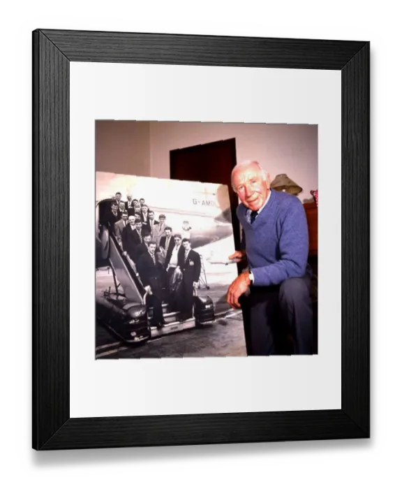 Framed Print : Sir Matt Busby seen here in 1984 with a photograph of the Busby Babes Framed Print : Sir Matt Busby seen here in 1984 with a photograph of the Busby Babes