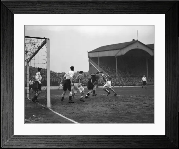 Framed Print : English Division 1. Charlton Athletic 2 v. Fulham 1 at The Valley