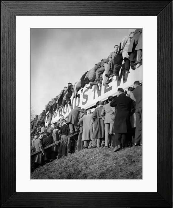Framed Print : English FA Cup. Norwich City 0-2 Portsmouth. Norwich fans at Carrow Road hoping for a