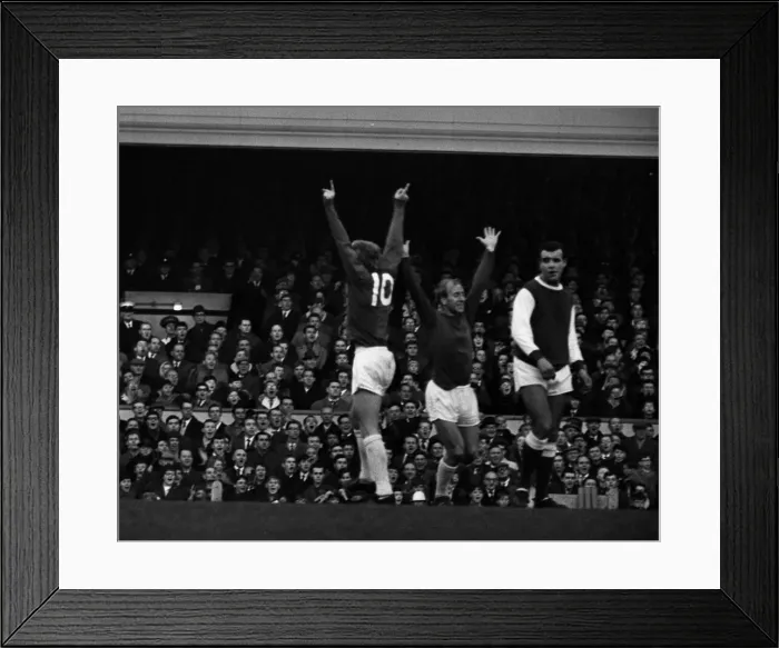 Framed Print : Manchester United v Arsenal. 28th November 1964 Framed Print : Manchester United v Arsenal. 28th November 1964