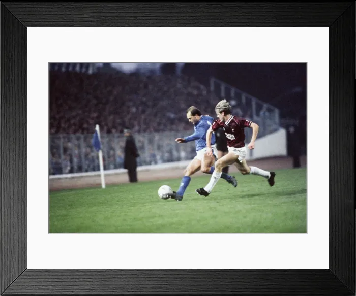 Framed Print : Ray Wilkins outpaces Gary Mackay November 1987 Framed Print : Ray Wilkins outpaces Gary Mackay November 1987