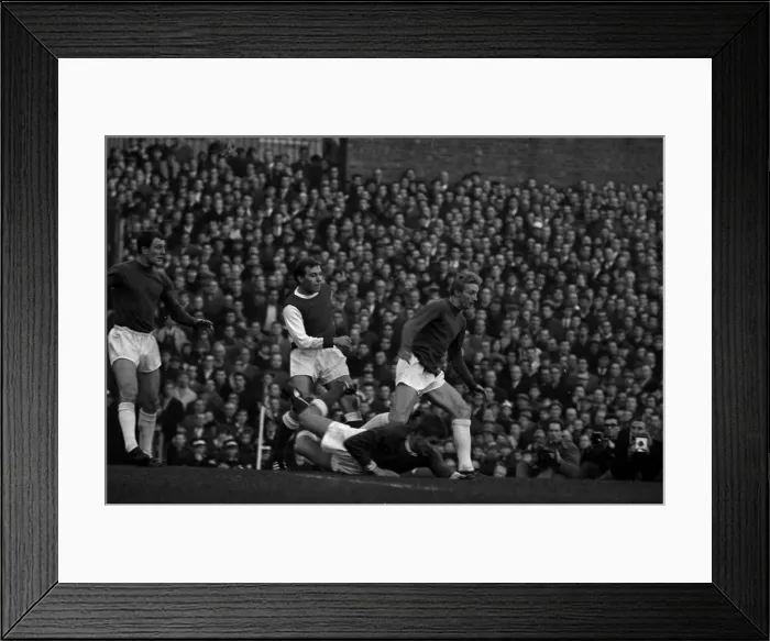 Framed Print : Manchester United v Arsenal 1964. 28th November 1964 Framed Print : Manchester United v Arsenal 1964. 28th November 1964