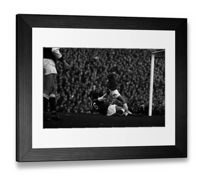 Framed Print : Manchester United v Arsenal football match. 28th November 1964 Framed Print : Manchester United v Arsenal football match. 28th November 1964