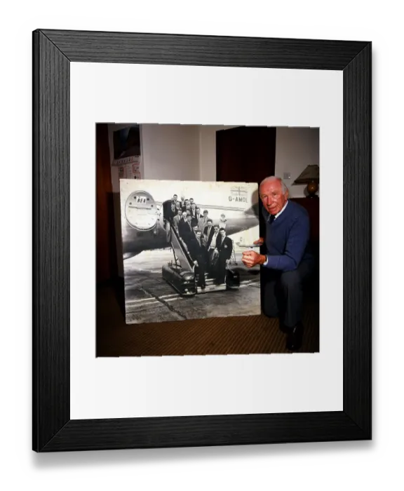 Framed Print : Sir Matt Busby seen here in 1984 with a photograph of the Busby Babes