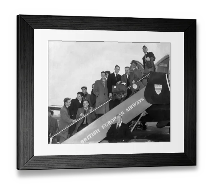 Framed Print : Manchester United Team at Ringway Airport for the European cup match with Borussia