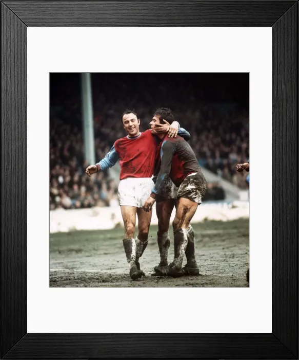 Framed Print : West Ham Uniteds Jimmy Greaves stands with his arm around the shoulder of Geoff