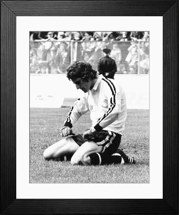 Framed Print : England goalkepeer Ray Clemence looking dejected after letting in a goal May 1976