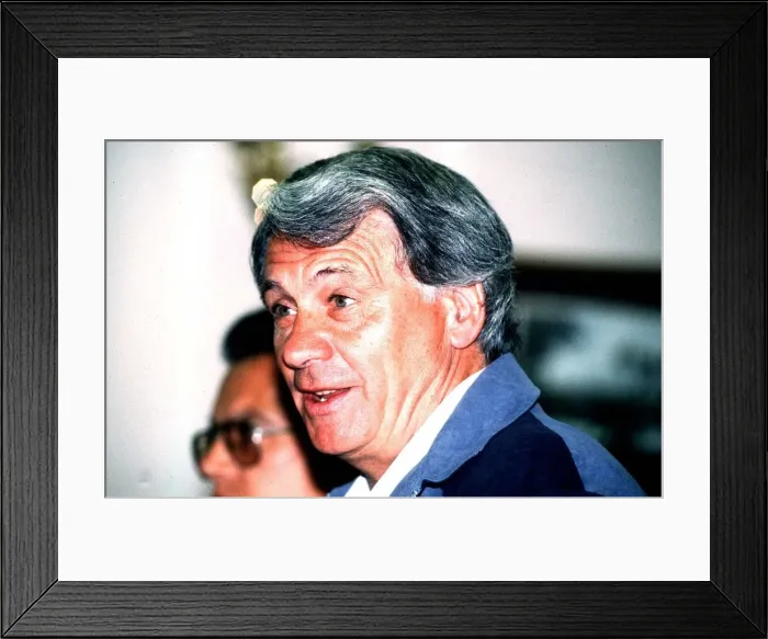 Framed Print : England manger Bobby Robson announces his resignation from the post May 1990 Framed Print : England manger Bobby Robson announces his resignation from the post May 1990