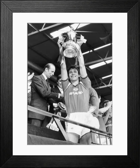 Framed Print : Bryan Robson Manchester Uniteds captain shows off the FA cup to the Wembley crowd after