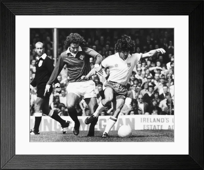 Framed Print : Englands Kevin Keegan shrugs off a tackle from a Northern Irelands Martin O
